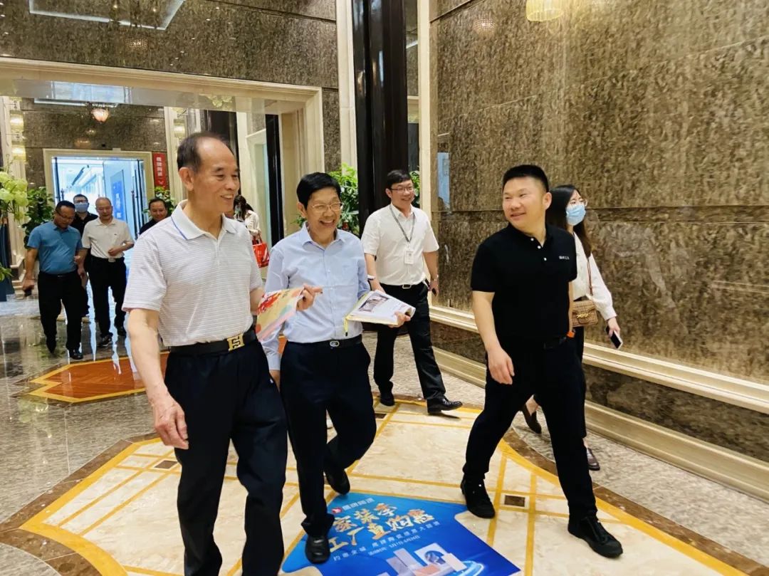 走進鷹牌|2022新銳榜評審團蒞臨鷹牌陶瓷總部展廳深入考察(圖2) 走進鷹牌|2022新銳榜評審團蒞臨鷹牌陶瓷總部展廳深入考察(圖2)