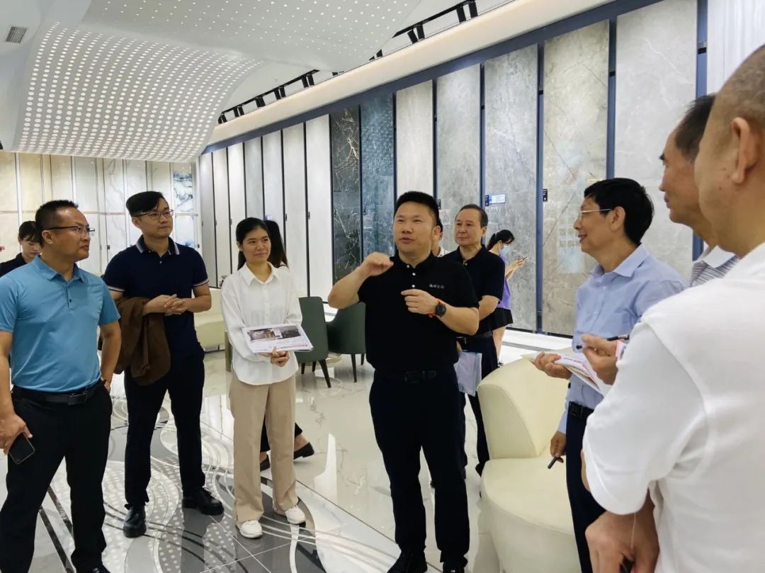 走進鷹牌|2022新銳榜評審團蒞臨鷹牌陶瓷總部展廳深入考察(圖9) 走進鷹牌|2022新銳榜評審團蒞臨鷹牌陶瓷總部展廳深入考察(圖9)