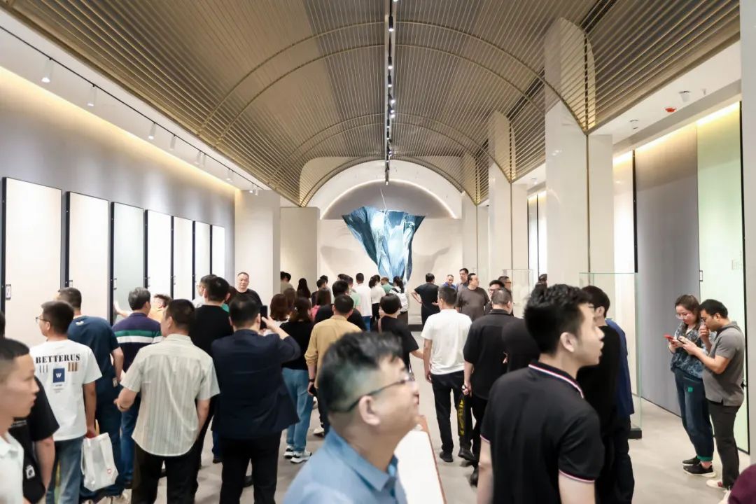 新鷹牌 創(chuàng)未來｜鷹牌新總部展廳盛大揭幕&中國瓷IP新品隆重上市！(圖17)