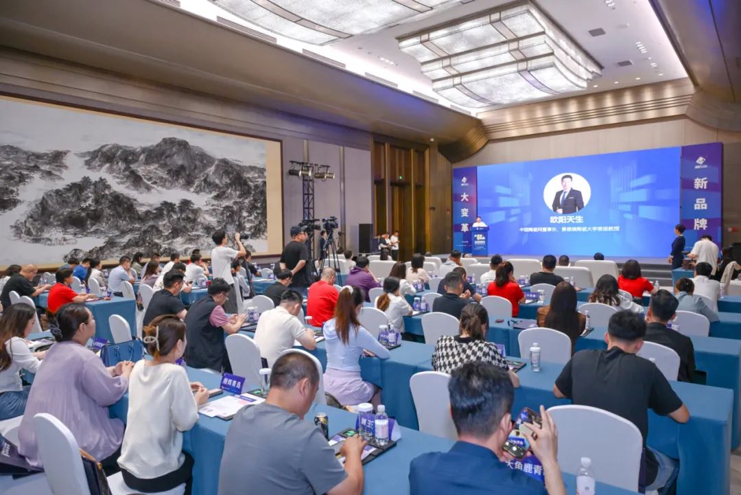 再添榮譽(yù)｜鷹牌陶瓷榮獲2024“陶瓷十大品牌”大獎(jiǎng)！(圖3)