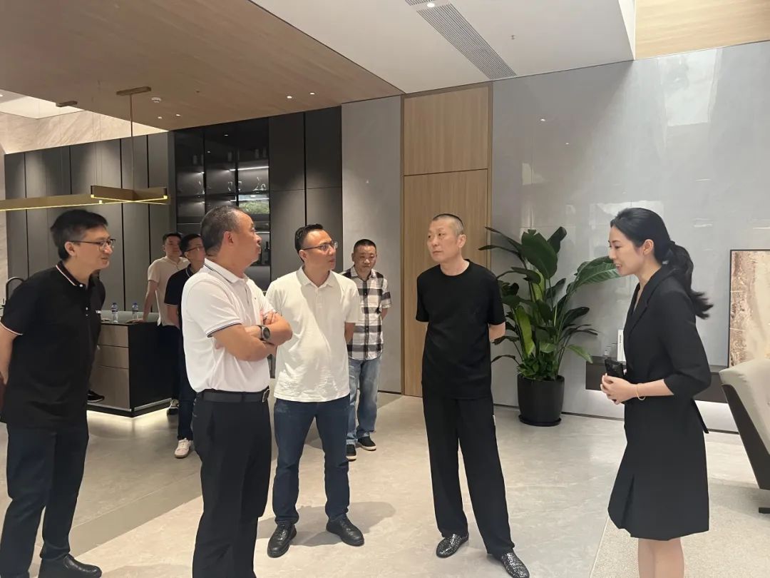 共話家居發(fā)展新趨勢｜湖南千思裝飾集團張董一行蒞臨鷹牌總部參觀交流(圖1)
