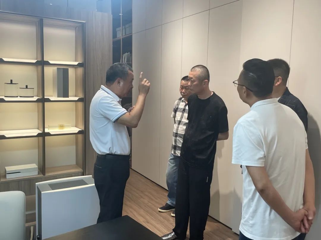 共話家居發(fā)展新趨勢｜湖南千思裝飾集團張董一行蒞臨鷹牌總部參觀交流(圖3)