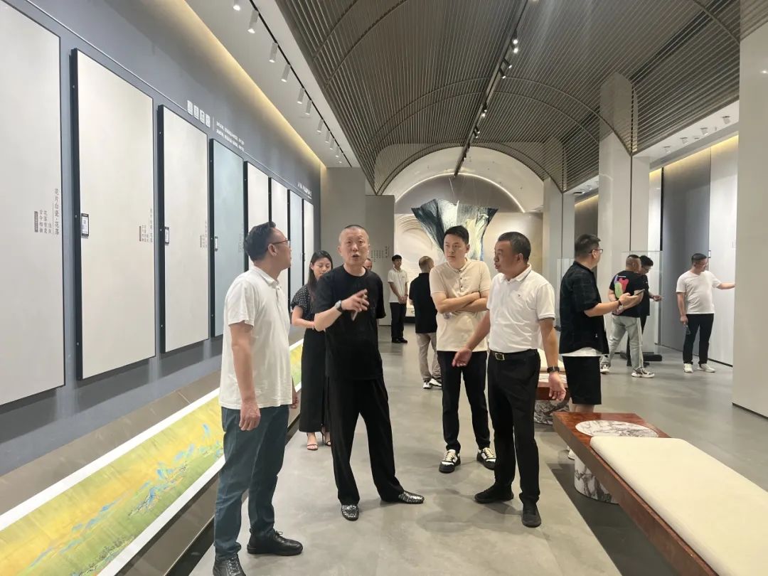 共話家居發(fā)展新趨勢｜湖南千思裝飾集團張董一行蒞臨鷹牌總部參觀交流(圖7)