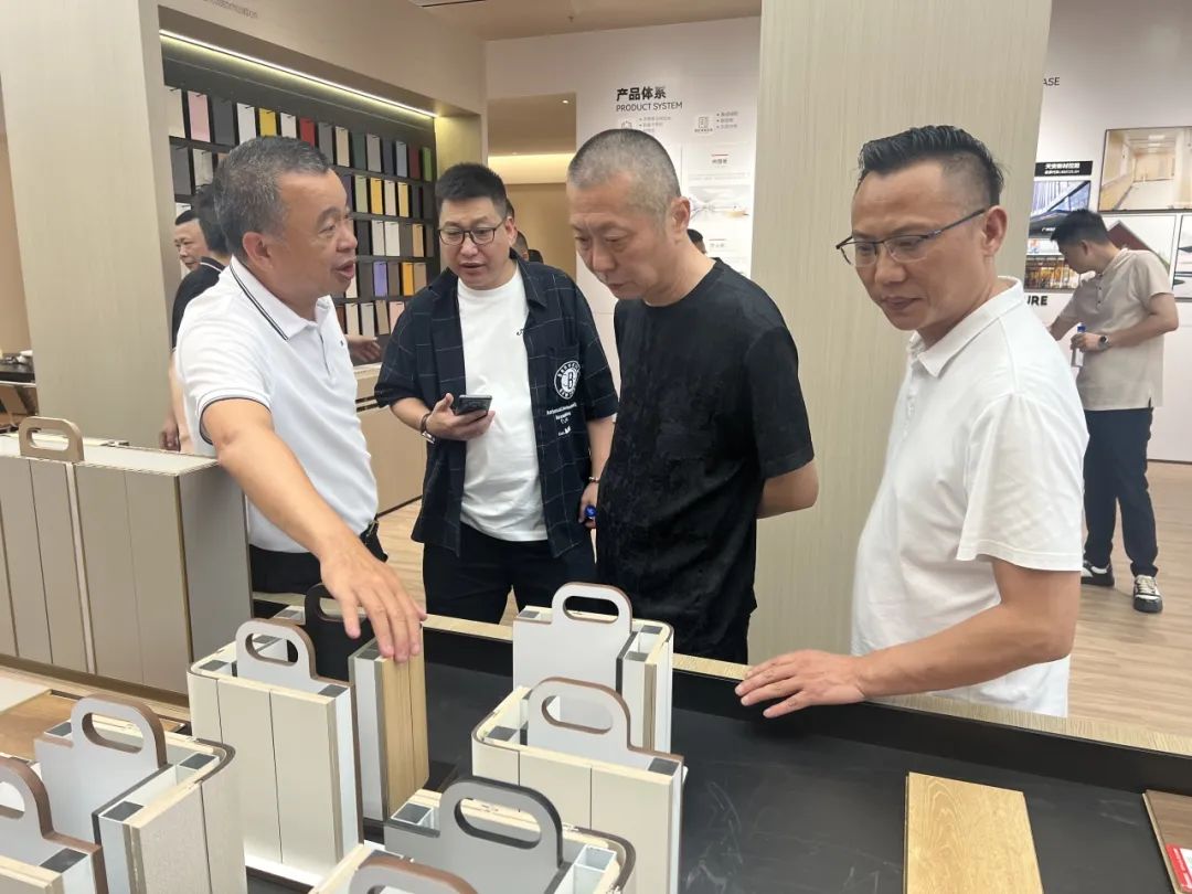 共話家居發(fā)展新趨勢｜湖南千思裝飾集團張董一行蒞臨鷹牌總部參觀交流(圖5)