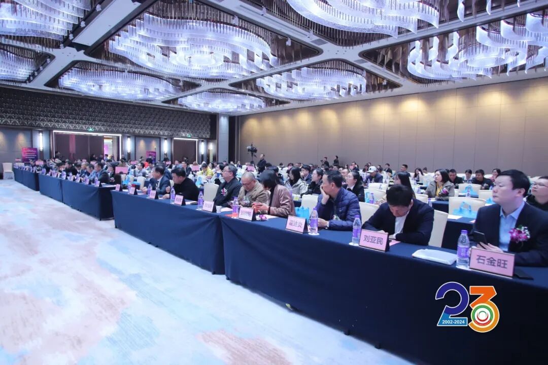 榮耀見證｜鷹牌陶瓷榮獲“2024年度十大建陶明星企業(yè)”