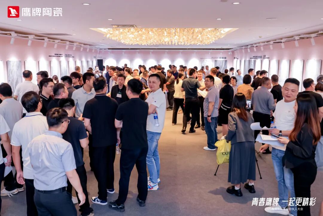 榮譽(yù)加冕 實(shí)力見證|鷹牌陶瓷榮膺“陶瓷十大品牌”(圖11) 榮譽(yù)加冕 實(shí)力見證|鷹牌陶瓷榮膺“陶瓷十大品牌”(圖11)