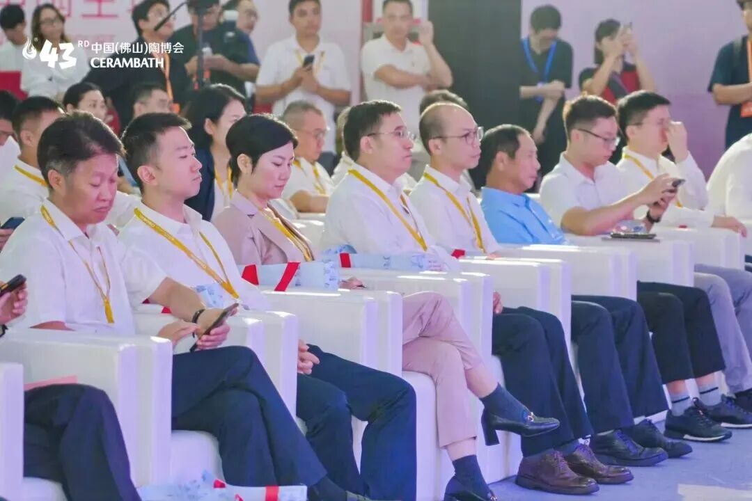 榮譽(yù)加冕|鷹牌陶瓷榮獲2025年度陶瓷行業(yè)領(lǐng)軍品牌大獎(jiǎng)(圖2) 榮譽(yù)加冕|鷹牌陶瓷榮獲2025年度陶瓷行業(yè)領(lǐng)軍品牌大獎(jiǎng)(圖2)